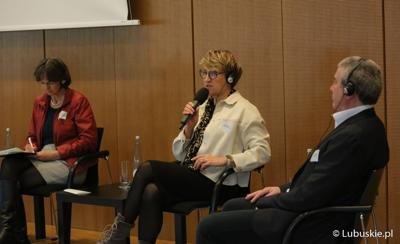 Marszałek Elżbieta Anna Polak na konferencji we Frankfurcie nad Odrą dotyczącej przyszłości Odry w kontekście zabezpieczenia jej przed powtórną katastrofą ekologiczną. 
