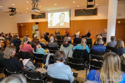Uczestnicy konferencji we Frankfurcie nad Odrą dotyczącej przyszłości Odry w kontekście zabezpieczenia jej przed powtórną katastrofą ekologiczną. 