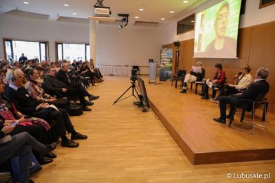 Uczestnicy konferencji we Frankfurcie nad Odrą dotyczącej przyszłości Odry w kontekście zabezpieczenia jej przed powtórną katastrofą ekologiczną. 