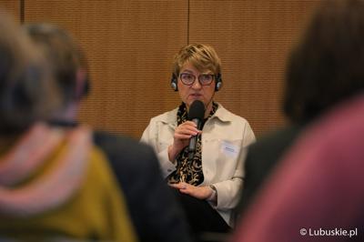 Marszałek Elżbieta Anna Polak na konferencji we Frankfurcie nad Odrą dotyczącej przyszłości Odry w kontekście zabezpieczenia jej przed powtórną katastrofą ekologiczną. 