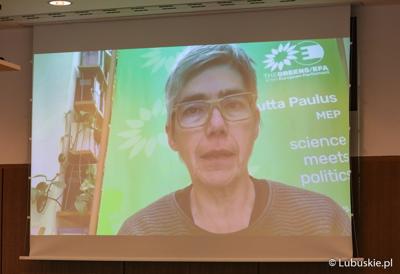 Uczestniczka konferencji we Frankfurcie nad Odrą dotyczącej przyszłości Odry w kontekście zabezpieczenia jej przed powtórną katastrofą ekologiczną. 