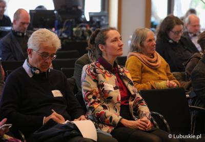 Uczestnicy konferencji we Frankfurcie nad Odrą dotyczącej przyszłości Odry w kontekście zabezpieczenia jej przed powtórną katastrofą ekologiczną. 