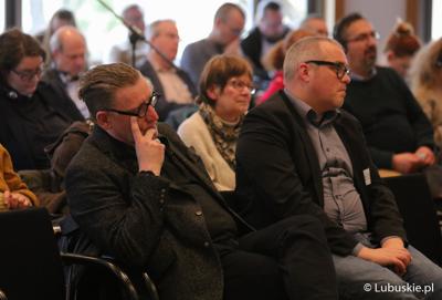 Uczestnicy konferencji we Frankfurcie nad Odrą dotyczącej przyszłości Odry w kontekście zabezpieczenia jej przed powtórną katastrofą ekologiczną. 