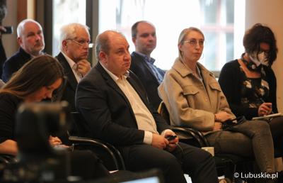Uczestnicy konferencji we Frankfurcie nad Odrą dotyczącej przyszłości Odry w kontekście zabezpieczenia jej przed powtórną katastrofą ekologiczną. 