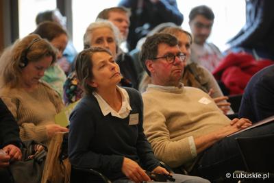 Uczestnicy konferencji we Frankfurcie nad Odrą dotyczącej przyszłości Odry w kontekście zabezpieczenia jej przed powtórną katastrofą ekologiczną. 