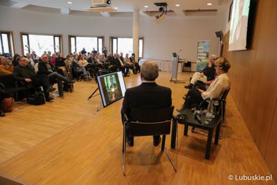 Uczestnicy konferencji we Frankfurcie nad Odrą dotyczącej przyszłości Odry w kontekście zabezpieczenia jej przed powtórną katastrofą ekologiczną. 
