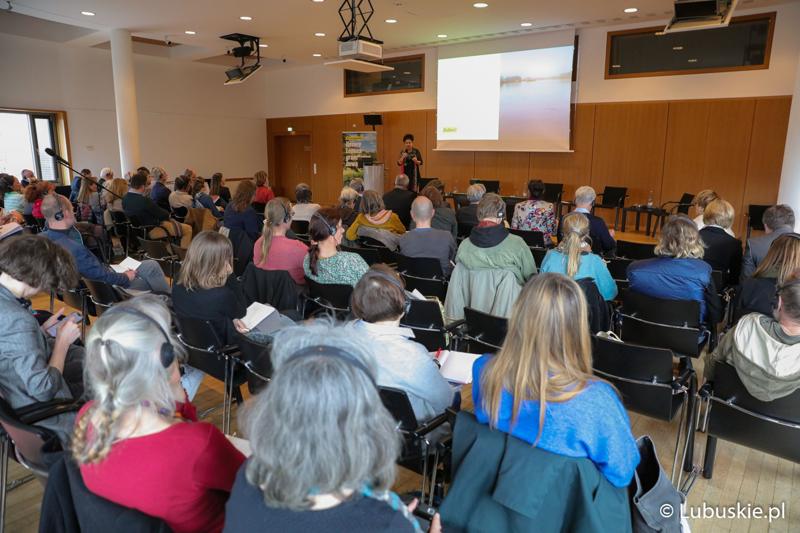 Uczestnicy konferencji we Frankfurcie nad Odrą dotyczącej przyszłości Odry w kontekście zabezpieczenia jej przed powtórną katastrofą ekologiczną.