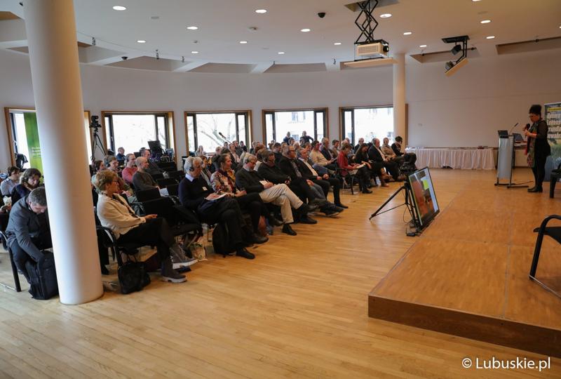 Uczestnicy konferencji we Frankfurcie nad Odrą dotyczącej przyszłości Odry w kontekście zabezpieczenia jej przed powtórną katastrofą ekologiczną.