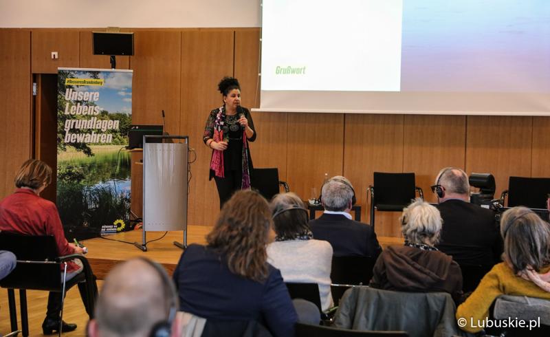 Uczestnicy konferencji we Frankfurcie nad Odrą dotyczącej przyszłości Odry w kontekście zabezpieczenia jej przed powtórną katastrofą ekologiczną.