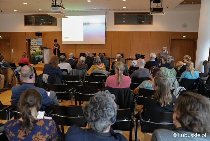 Uczestnicy konferencji we Frankfurcie nad Odrą dotyczącej przyszłości Odry w kontekście zabezpieczenia jej przed powtórną katastrofą ekologiczną.