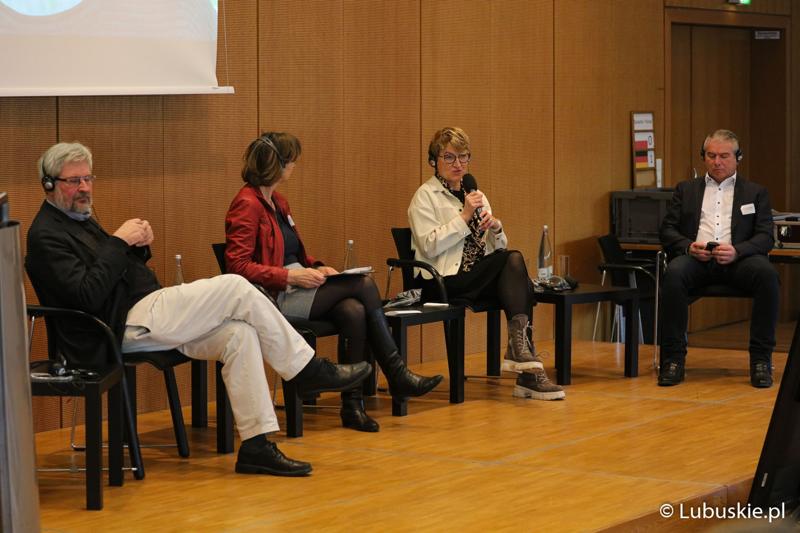 Marszałek Elżbieta Anna Polak (z mikrofonem) na konferencji we Frankfurcie nad Odrą dotyczącej przyszłości Odry w kontekście zabezpieczenia jej przed powtórną katastrofą ekologiczną.