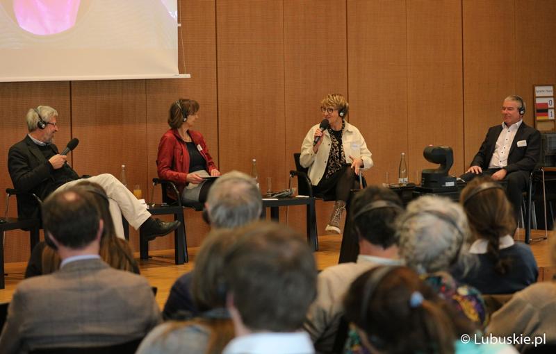 Marszałek Elżbieta Anna Polak na konferencji we Frankfurcie nad Odrą dotyczącej przyszłości Odry w kontekście zabezpieczenia jej przed powtórną katastrofą ekologiczną.