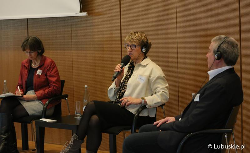 Marszałek Elżbieta Anna Polak na konferencji we Frankfurcie nad Odrą dotyczącej przyszłości Odry w kontekście zabezpieczenia jej przed powtórną katastrofą ekologiczną.