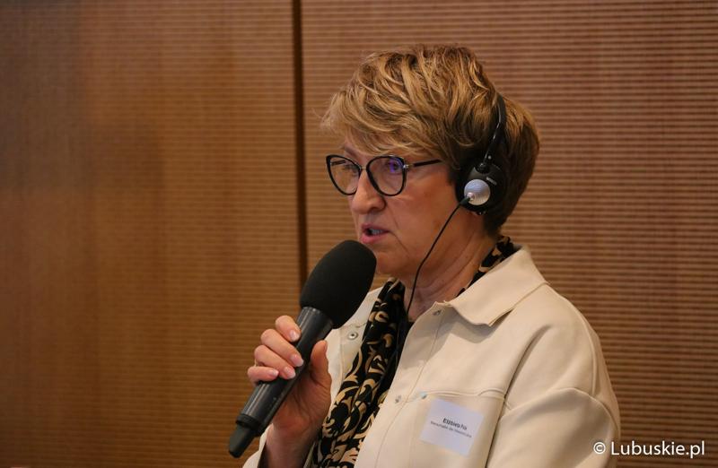 Marszałek Elżbieta Anna Polak na konferencji we Frankfurcie nad Odrą dotyczącej przyszłości Odry w kontekście zabezpieczenia jej przed powtórną katastrofą ekologiczną.