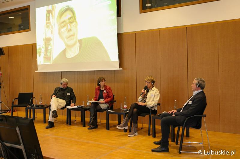 Marszałek Elżbieta Anna Polak (z mikrofonem) na konferencji we Frankfurcie nad Odrą dotyczącej przyszłości Odry w kontekście zabezpieczenia jej przed powtórną katastrofą ekologiczną.