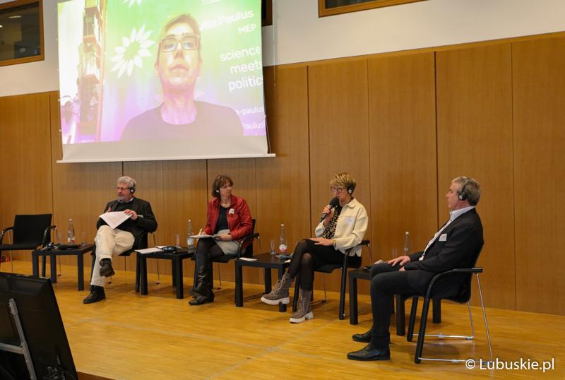 Marszałek Elżbieta Anna Polak (z mikrofonem) na konferencji we Frankfurcie nad Odrą dotyczącej przyszłości Odry w kontekście zabezpieczenia jej przed powtórną katastrofą ekologiczną.