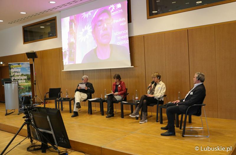 Marszałek Elżbieta Anna Polak (z mikrofonem) na konferencji we Frankfurcie nad Odrą dotyczącej przyszłości Odry w kontekście zabezpieczenia jej przed powtórną katastrofą ekologiczną.
