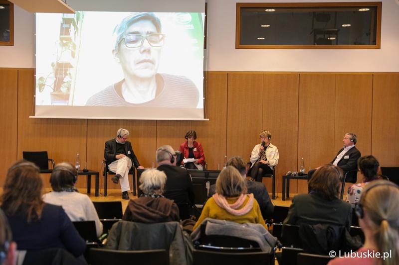 Marszałek Elżbieta Anna Polak (z mikrofonem) na konferencji we Frankfurcie nad Odrą dotyczącej przyszłości Odry w kontekście zabezpieczenia jej przed powtórną katastrofą ekologiczną.