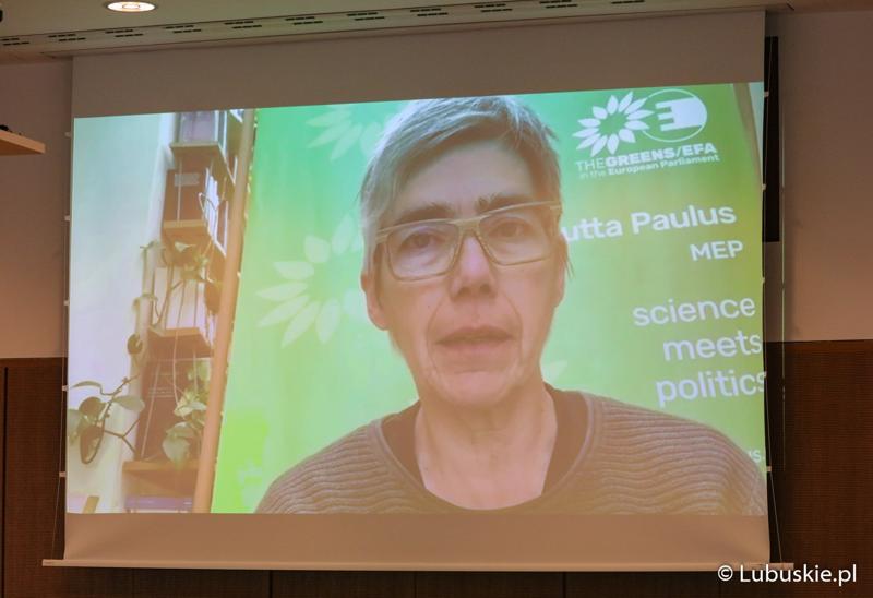 Uczestniczka konferencji we Frankfurcie nad Odrą dotyczącej przyszłości Odry w kontekście zabezpieczenia jej przed powtórną katastrofą ekologiczną.