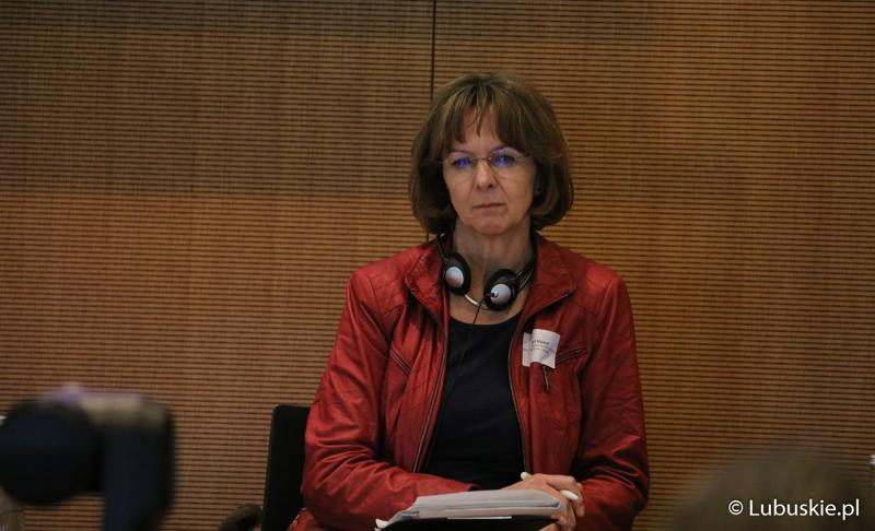 Uczestniczka konferencji we Frankfurcie nad Odrą dotyczącej przyszłości Odry w kontekście zabezpieczenia jej przed powtórną katastrofą ekologiczną.
