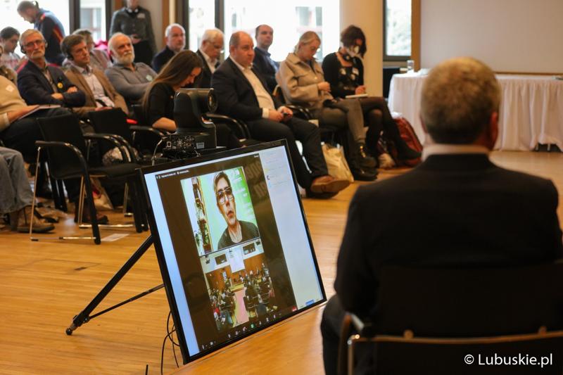 Uczestnicy konferencji we Frankfurcie nad Odrą dotyczącej przyszłości Odry w kontekście zabezpieczenia jej przed powtórną katastrofą ekologiczną.