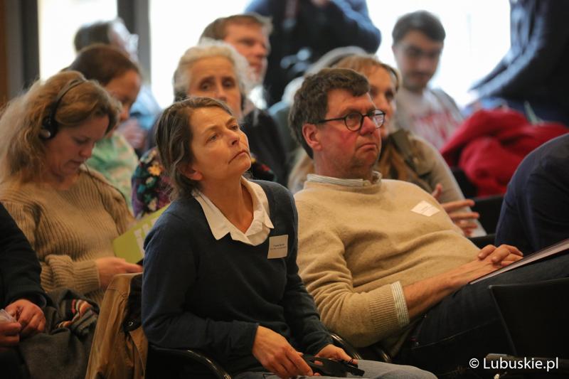 Uczestnicy konferencji we Frankfurcie nad Odrą dotyczącej przyszłości Odry w kontekście zabezpieczenia jej przed powtórną katastrofą ekologiczną.