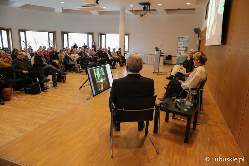 Uczestnicy konferencji we Frankfurcie nad Odrą dotyczącej przyszłości Odry w kontekście zabezpieczenia jej przed powtórną katastrofą ekologiczną.