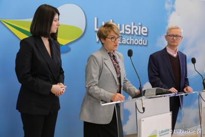 Marszałek Elżbieta Anna Polak (w środku), dyrektor SP ZOZ Centrum Leczenia Dzieci i Młodzieży w Zaborze Andrzej Żywień oraz prezes Fundacja Nie Widać Po Mnie Urszula Szybowicz.