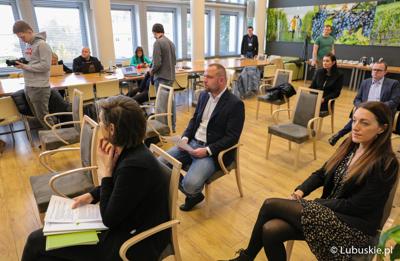 Uczestnicy wtorkowej (29 marca 2023 r.) konferencji prasowej, podczas której podpisano umowę na wsparcie lekarzy, którzy wybrali specjalizację z psychiatrii dziecięcej oraz umowę zapewniającą praktyki w ośrodku Zaborze.
