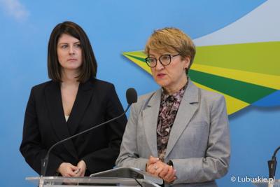 Marszałek Elżbieta Anna Polak (przy mikrofonie) oraz prezes Fundacja Nie Widać Po Mnie Urszula Szybowicz.
