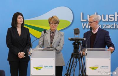 Marszałek Elżbieta Anna Polak (w środku), dyrektor SP ZOZ Centrum Leczenia Dzieci i Młodzieży w Zaborze Andrzej Żywień oraz prezes Fundacja Nie Widać Po Mnie Urszula Szybowicz.
