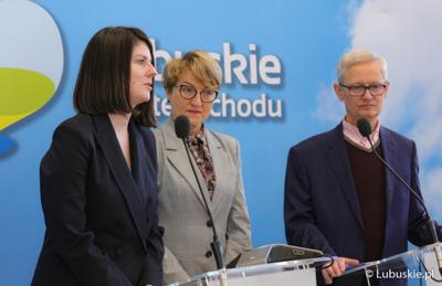 Marszałek Elżbieta Anna Polak (w środku), dyrektor SP ZOZ Centrum Leczenia Dzieci i Młodzieży w Zaborze Andrzej Żywień oraz prezes Fundacja Nie Widać Po Mnie Urszula Szybowicz.