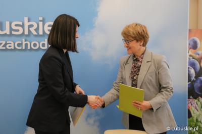 Marszałek Elżbieta Anna Polak (przy mikrofonie) oraz prezes Fundacja Nie Widać Po Mnie Urszula Szybowicz.