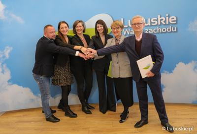 Uczestnicy wtorkowej (29 marca 2023 r.) konferencji prasowej, podczas której podpisano umowę na wsparcie lekarzy, którzy wybrali specjalizację z psychiatrii dziecięcej oraz umowę zapewniającą praktyki w ośrodku Zaborze.
