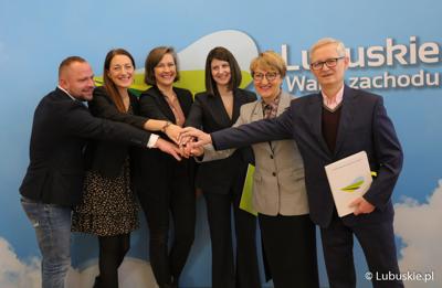 Uczestnicy wtorkowej (29 marca 2023 r.) konferencji prasowej, podczas której podpisano umowę na wsparcie lekarzy, którzy wybrali specjalizację z psychiatrii dziecięcej oraz umowę zapewniającą praktyki w ośrodku Zaborze. 
