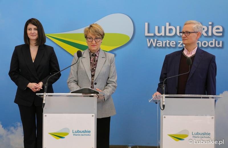 Marszałek Elżbieta Anna Polak (w środku), dyrektor SP ZOZ Centrum Leczenia Dzieci i Młodzieży w Zaborze Andrzej Żywień oraz prezes Fundacja Nie Widać Po Mnie Urszula Szybowicz.