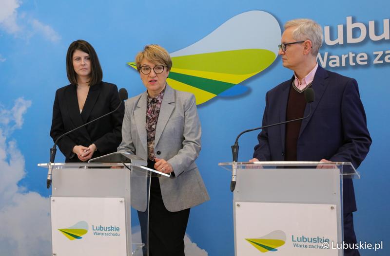 Marszałek Elżbieta Anna Polak (w środku), dyrektor SP ZOZ Centrum Leczenia Dzieci i Młodzieży w Zaborze Andrzej Żywień oraz prezes Fundacja Nie Widać Po Mnie Urszula Szybowicz.