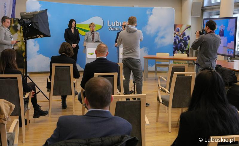 Uczestnicy wtorkowej (29 marca 2023 r.) konferencji prasowej, podczas której podpisano umowę na wsparcie lekarzy, którzy wybrali specjalizację z psychiatrii dziecięcej oraz umowę zapewniającą praktyki w ośrodku Zaborze.