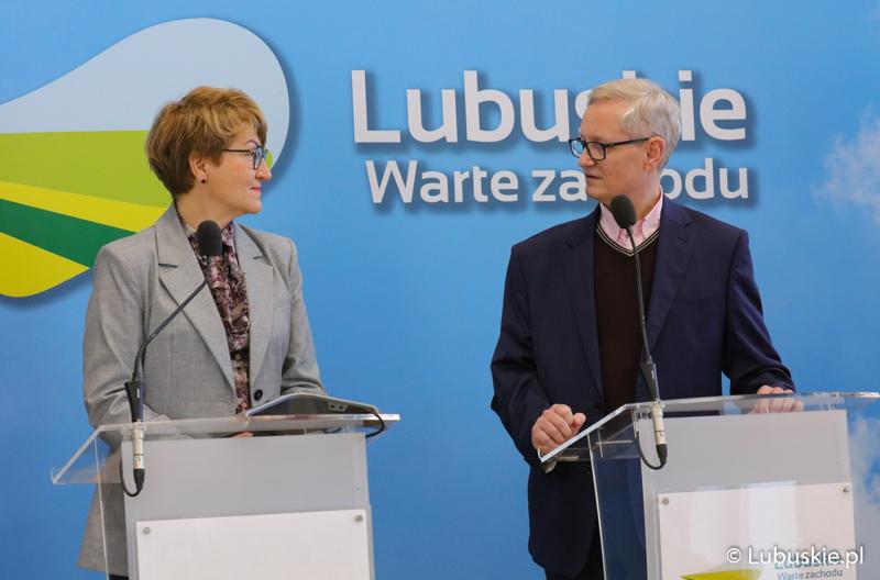 Marszałek Elżbieta Anna Polak oraz dyrektor SP ZOZ Centrum Leczenia Dzieci i Młodzieży w Zaborze Andrzej Żywień