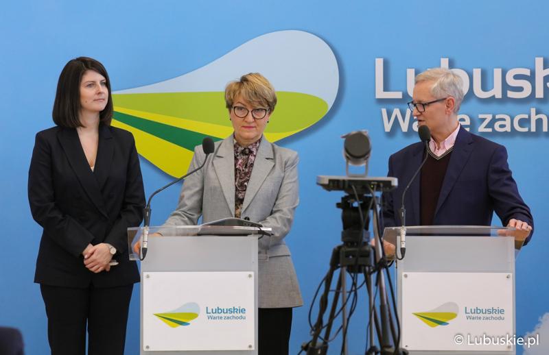 Marszałek Elżbieta Anna Polak (w środku), dyrektor SP ZOZ Centrum Leczenia Dzieci i Młodzieży w Zaborze Andrzej Żywień oraz prezes Fundacja Nie Widać Po Mnie Urszula Szybowicz.