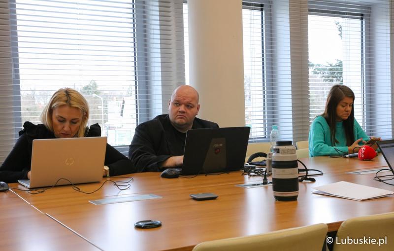 Dziennikarze na konferencji prasowej, podczas której podpisano umowę na wsparcie lekarzy, którzy wybrali specjalizację z psychiatrii dziecięcej oraz umowę zapewniającą praktyki w ośrodku Zaborze.