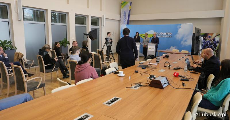 Uczestnicy wtorkowej (29 marca 2023 r.) konferencji prasowej, podczas której podpisano umowę na wsparcie lekarzy, którzy wybrali specjalizację z psychiatrii dziecięcej oraz umowę zapewniającą praktyki w ośrodku Zaborze.