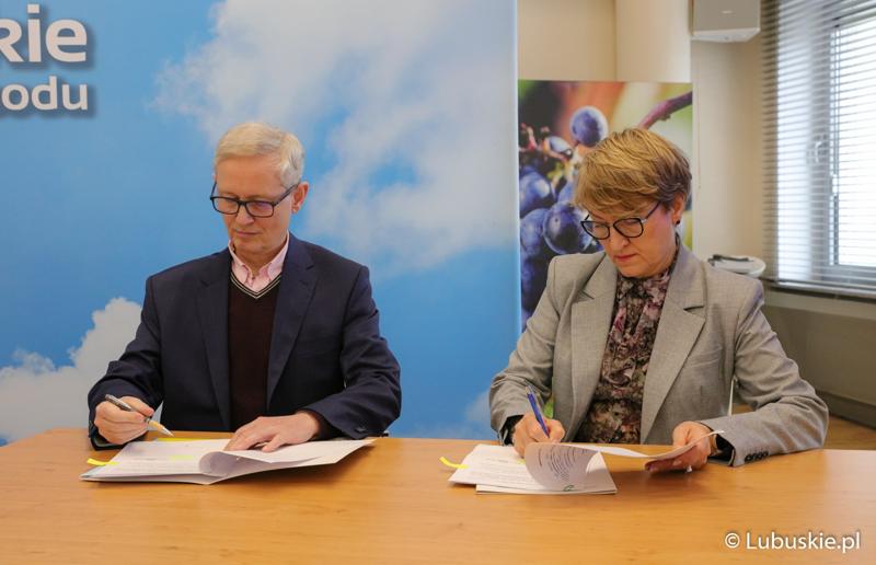 Marszałek Elżbieta Anna Polak oraz dyrektor SP ZOZ Centrum Leczenia Dzieci i Młodzieży w Zaborze Andrzej Żywień