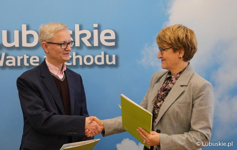 Marszałek Elżbieta Anna Polak oraz dyrektor SP ZOZ Centrum Leczenia Dzieci i Młodzieży w Zaborze Andrzej Żywień
