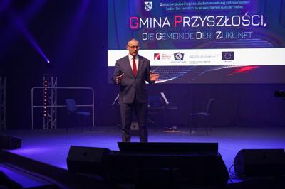 Jak zmieniła się gmina Krosno Odrz. na przestrzeni ostatnich kilku lat? Jaka przyszłość czeka lokalny samorząd? W poniedziałek 27 marca 2023 r. w Krośnie Odrz. odbyło się wydarzenie pod nazwą "Gmina Przyszłości". Wzięła w nim udział marszałek Elżbieta Anna Polak.