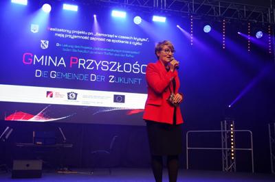 Jak zmieniła się gmina Krosno Odrz. na przestrzeni ostatnich kilku lat? Jaka przyszłość czeka lokalny samorząd? W poniedziałek 27 marca 2023 r. w Krośnie Odrz. odbyło się wydarzenie pod nazwą "Gmina Przyszłości". Wzięła w nim udział marszałek Elżbieta Anna Polak.