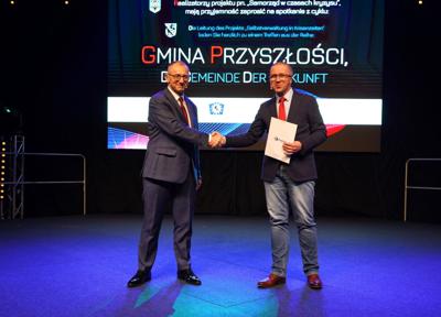 Jak zmieniła się gmina Krosno Odrz. na przestrzeni ostatnich kilku lat? Jaka przyszłość czeka lokalny samorząd? W poniedziałek 27 marca 2023 r. w Krośnie Odrz. odbyło się wydarzenie pod nazwą "Gmina Przyszłości". Wzięła w nim udział marszałek Elżbieta Anna Polak.