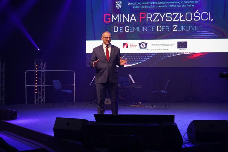 Jak zmieniła się gmina Krosno Odrz. na przestrzeni ostatnich kilku lat? Jaka przyszłość czeka lokalny samorząd? W poniedziałek 27 marca 2023 r. w Krośnie Odrz. odbyło się wydarzenie pod nazwą "Gmina Przyszłości". Wzięła w nim udział marszałek Elżbieta Anna Polak.