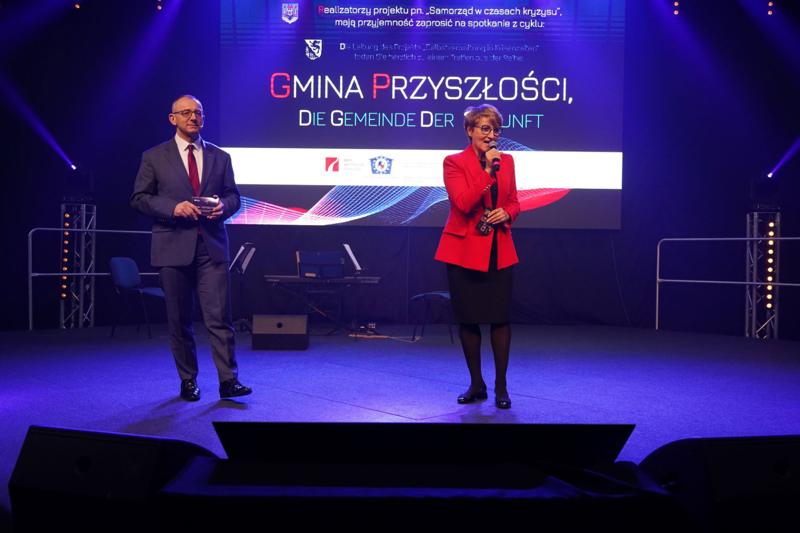 Jak zmieniła się gmina Krosno Odrz. na przestrzeni ostatnich kilku lat? Jaka przyszłość czeka lokalny samorząd? W poniedziałek 27 marca 2023 r. w Krośnie Odrz. odbyło się wydarzenie pod nazwą "Gmina Przyszłości". Wzięła w nim udział marszałek Elżbieta Anna Polak.