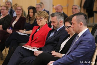 Uczestnicy konferencji pt. „Polska wieś popegeerowska po 30 latach transformacji” w Sali Kolumnowej Urzędu Marszałkowskiego Województwa Lubuskiego w Zielonej Górze